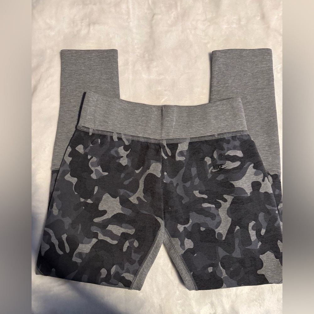😎NWOT NIKE CAMO WORKOUT LEGGINGS